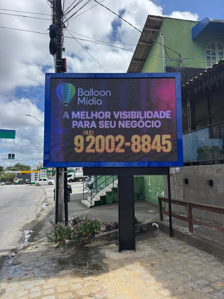 Painel Balloon Mídia em ambiente urbano